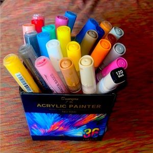 Acrylic pain markers and styling pen included